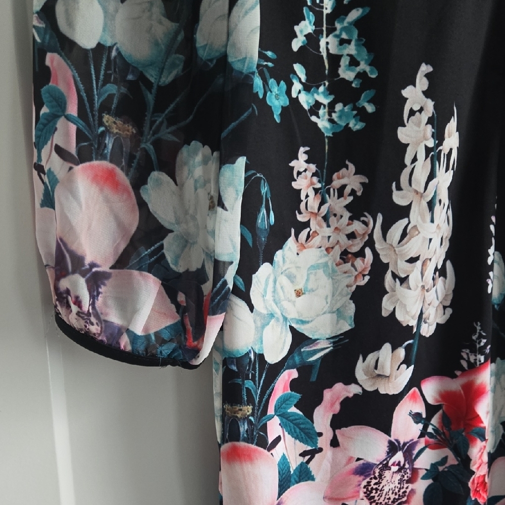 Chic Black Dress with Floral Accents - Picture 3 of 7